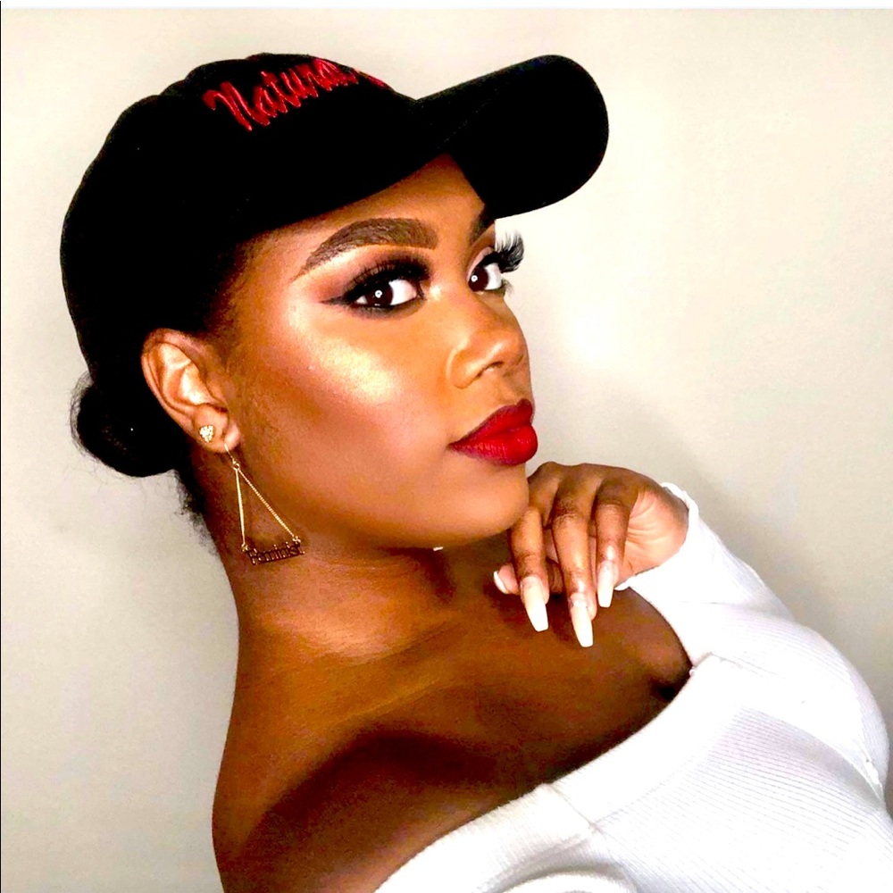 Signature Black or red Cap. Natural Essence